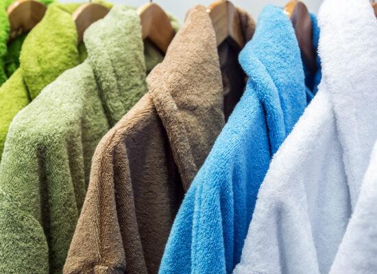 Arbemu-bathrobes-different-colors-hang-on-hanger-Turkey, Türkei,Turquie