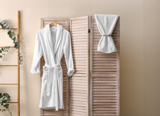 Arbemu-soft-comfortable-bathrobe-hanging-on-folding-Turkey, Türkei,Turquie