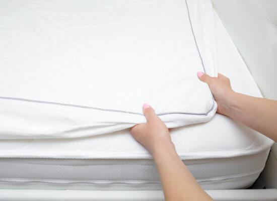 Arbemu-womans-hands-changing-white-mattress-cover-Turkey, Türkei,Turquie