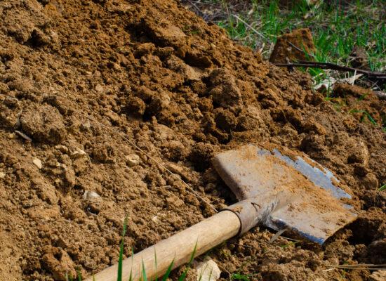 Arbemu-gardening-tools-pile-dirt-roundpointed-shovel-on-earthwork, supplier, wholesaler-Turkey, Türkei,Turquie