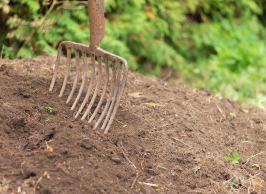 Arbemu-gardening-tools-pitchfork, garden-fork-turning-black-composted-soil-,supplier, wholesaler-Turkey, Türkei,Turquie