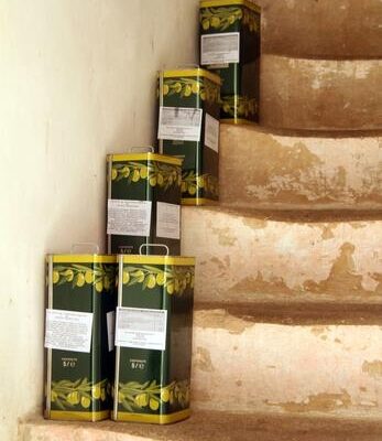 Arbemu, bulk packaging - tins-of-olive-oil-on-the-steps-of-an-old-residence-in-salento- supplier, manufacturer, in Turkey, Turkei, Turquie
